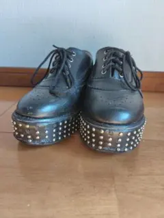 スタッズ付きブラックレースアップシューズ
