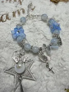 青色ビーズと花モチーフのブレスレット