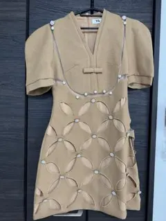 ベージュ 花びらモチーフドレス