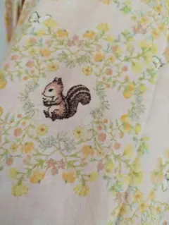 リスと花柄刺繍の長袖トップス