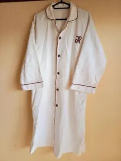 コットン製ホワイトロングガウン DR刺繍入り