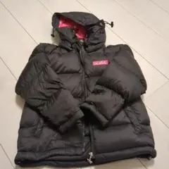 黒いフード付きダウンコート