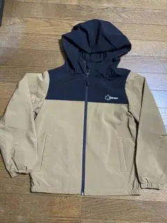 フード付きジャケット 黒とベージュ