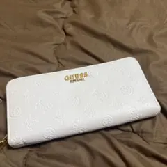 美品GUESS 長財布 ホワイト エンボスロゴラウンドファスナーのサムネイル