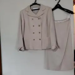 ベージュ ダブルブレスト スカートスーツ