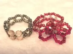 ローズフラワーリングとメタルビーズにフラワーピンクビーズリング　２個セット