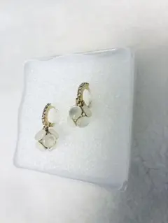 パール調ボールチャーム フープピアス ゴールドカラー