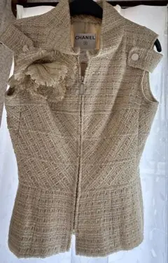 CHANEL 01Pツイードカメリアコサージュ付ジレ　36美品 CHANEL 01Pツイードカメリアコサージュ付ジレ36美品