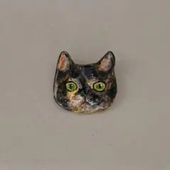 猫の顔モチーフ ブローチ ハンドメイド サビ猫