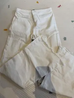 Bershka ホワイト フレアデニムパンツ