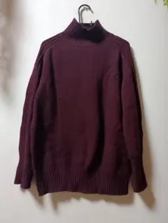 バーガンディ タートルネック ニット