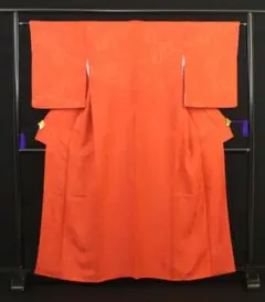 正絹着物◆袷 色無地◆鮮やか朱赤 華麗な貝桶地紋◆刺繍一つ紋 陰木瓜 フォーマルのサムネイル