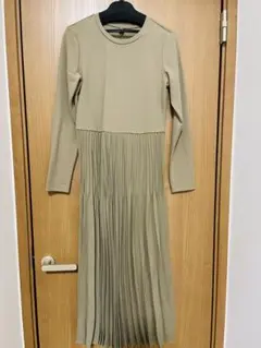 ユニクロ　ベージュ 長袖 プリーツ ワンピース ひざ丈