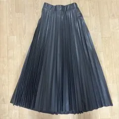 ブラックフェイクレザーロングプリーツスカート　　黒　ウエストゴム