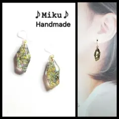 No.1319-E　ホログラム☆ブラック☆鉱石型ピアス・イヤリング(イエロー)