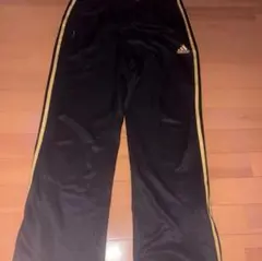 adidas トラックパンツ　ライン 黒金
