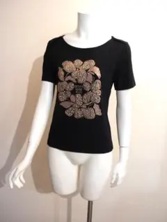 新品◆デニーローズ◆黒地にブロンズラインストーンフラワー！とろみレーヨンＴシャツのサムネイル