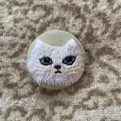 白猫ちゃん刺繍　ハンドメイド　ブローチヘアゴム