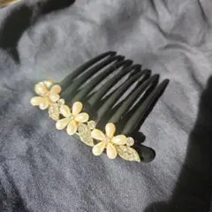花飾り付き黒い髪留め