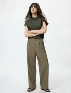 【完売品】UNIQLO タックワイドパンツ（オリーブS）