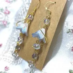 ハンドメイド　ピアス　イヤリング　ユリ　百合　ロングピアス　揺れる　ウェーブ