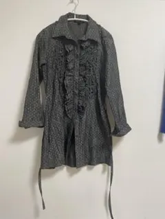 フリル付き黒長袖シャツ