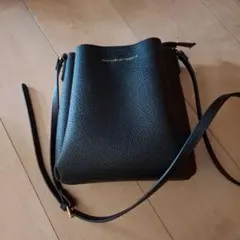 黒い合成皮革ショルダーバッグ