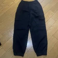 黒いカーゴパンツ ゴムウエスト サイドポケット付き