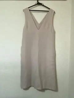 Vネック ワンピース くすみピンク ノースリーブ きれいめ シンプル 膝丈