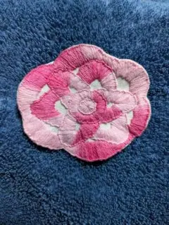 イーラーショシュのバラの刺繍ブローチ