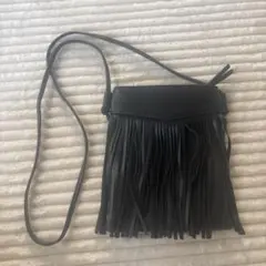 フリンジ付きブラックショルダーバッグ