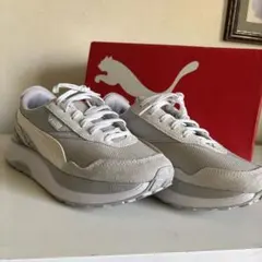 PUMA レディース スニーカー ライトグレーのサムネイル