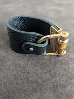 黒レザーバングル ゴールド金具付き