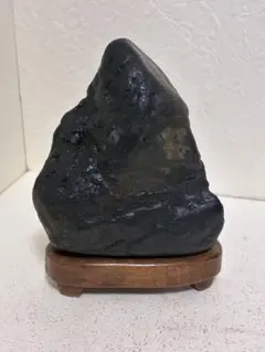 北海道神居古潭石真黒AQさ 木製台座付き - メルカリ