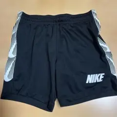 NIKE DRI-FITブラック ショートパンツ　XS 120-130㌢のサムネイル