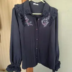 axes femme フリル付き長袖シャツ