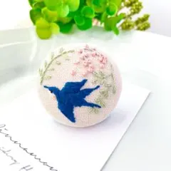 くるみボタン　ツバメブローチヘアゴム刺繍　リボン刺繍ハンドメイド