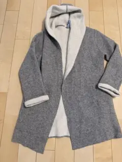 フード付きグレーのカーディガン
