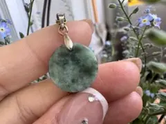 【天然翡翠丸形ペンダント・925シルバー金色チェーン】