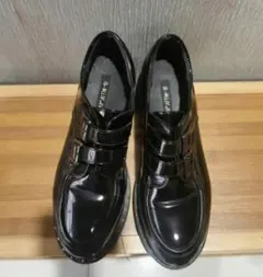 厚底ブラックローファー ストラップ付き