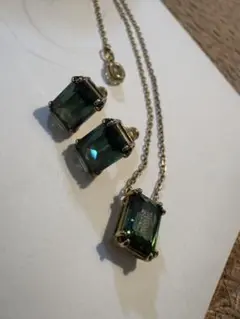 スワロフスキー　グリーンエメラルドカットネックレスとピアスセット