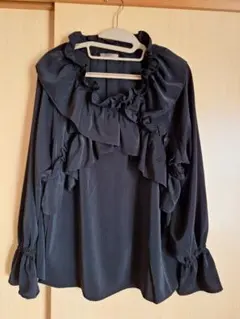 新品未使用品　フリル付き黒長袖ブラウス