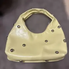 スタッズ付きイエローハンドバッグ