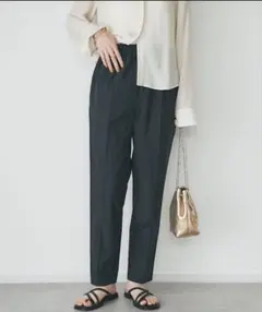 ブラック ギャザーテーパードパンツのサムネイル