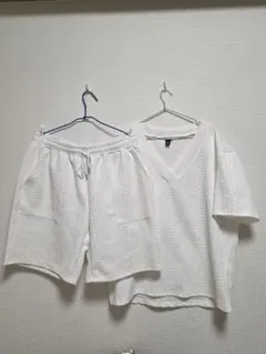 ホワイト Vネック Tシャツ ショートパンツ セットアップのサムネイル