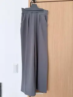 グレー ワイドパンツ プリーツ入り