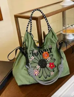 緑の花柄一黒と白のショルダーストラップーエコバッグ