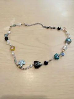 カラフルなビーズとチャームのネックレス