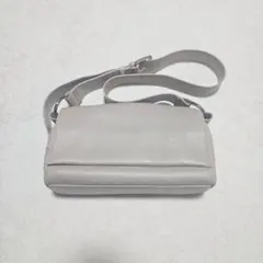 ビアズリー　レザーボディバッグ　ベージュ