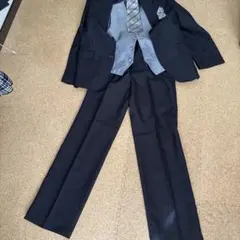 黒いフォーマルスーツ ネクタイ付き